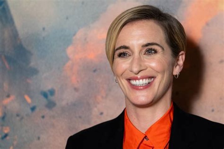 Can vicky mcclure sing?