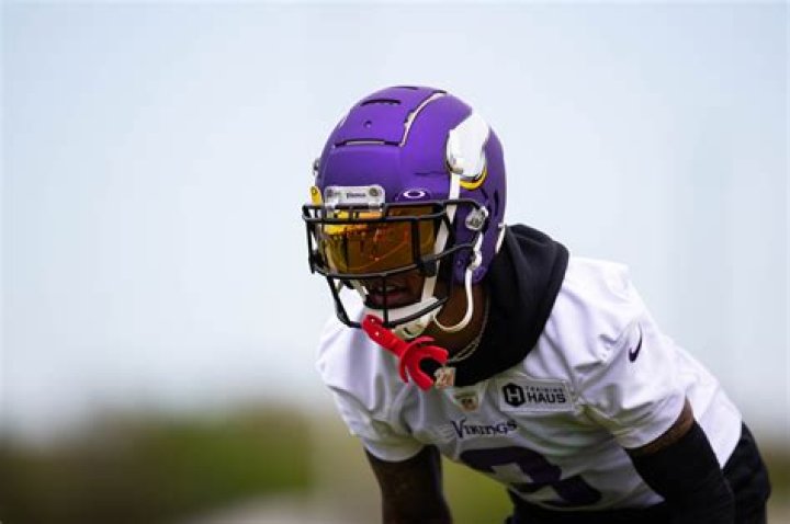Do cornerbacks wear gloves?