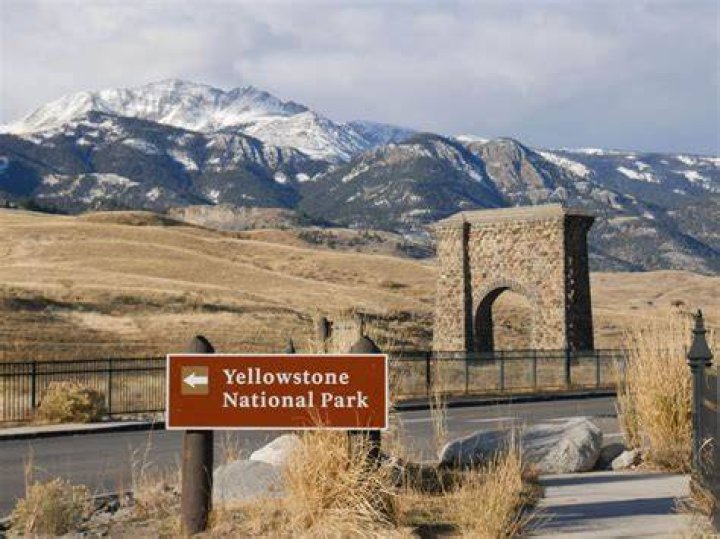 Do yellowstone gates close at night?