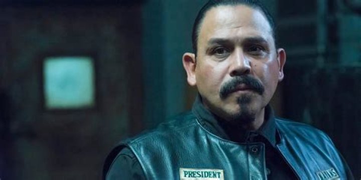 Does alvarez die in mayans?