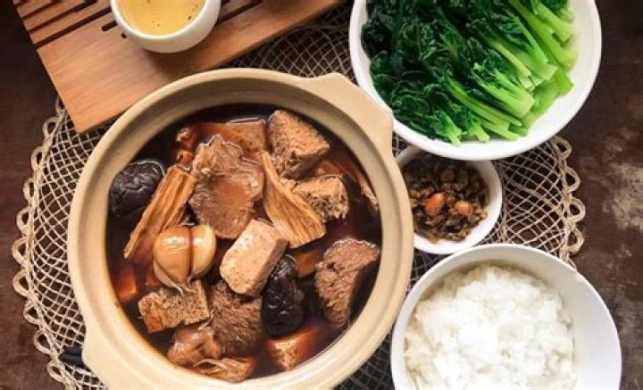 Does bak kut teh have tea?