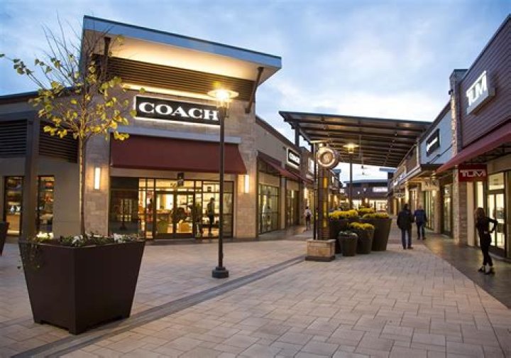 Does clarksburg outlets allow dogs?