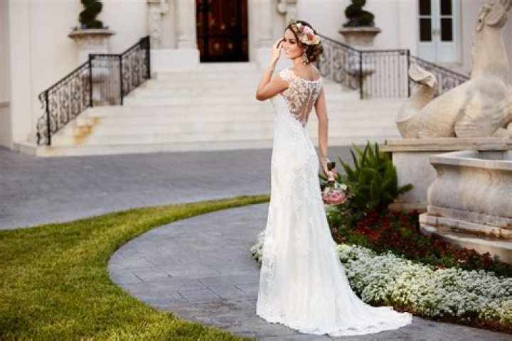 Does stella york make veils?