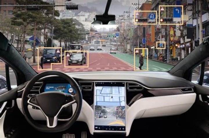 Does tesla autopilot detect traffic lights?