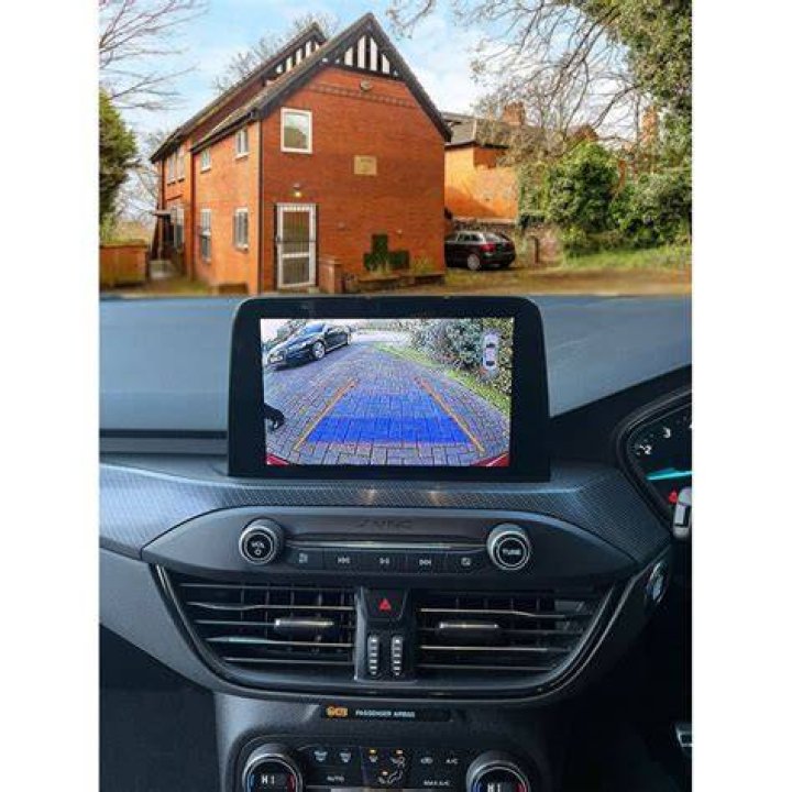 Does the ford kuga have a reversing camera?