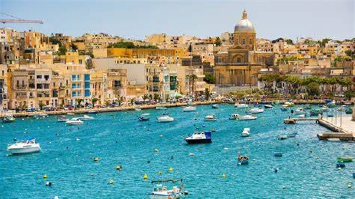 Does valletta have a beach?
