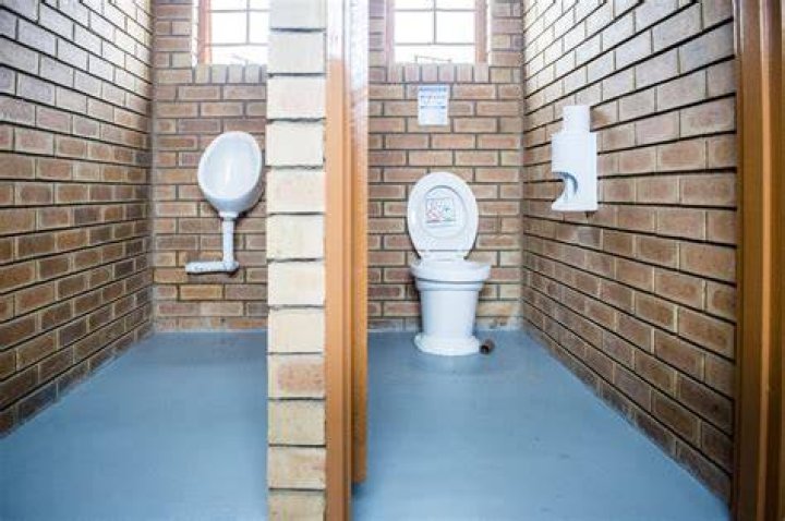 Has holkham beach got toilets?