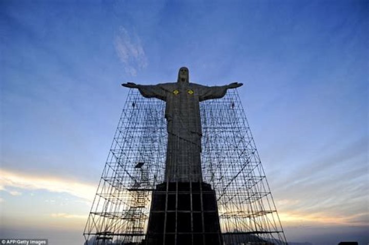 How christ the redeemer was built?
