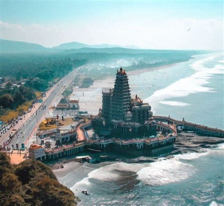 How do I get to Murudeshwar temple by train?