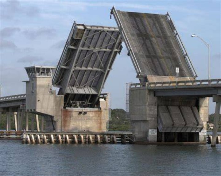 How does a bascule bridge operate?