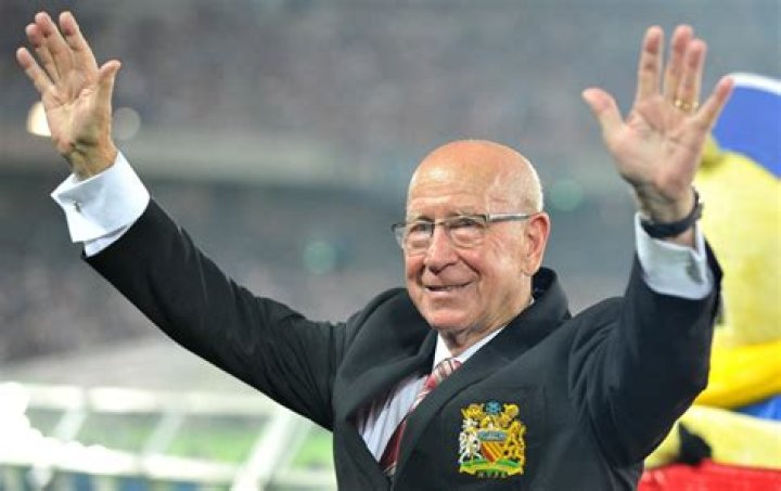 Is bobby charlton alive?