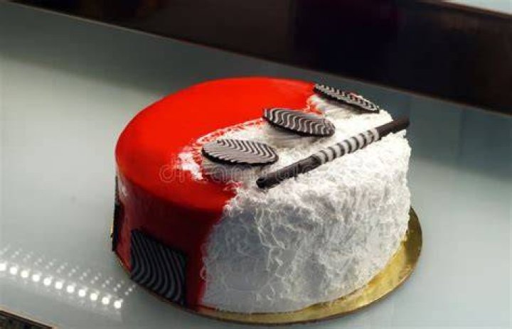 Should decorated cakes be refrigerated?