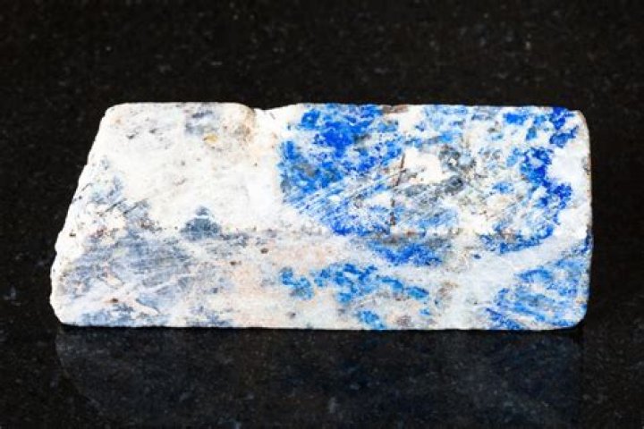 What does lazurite look like?