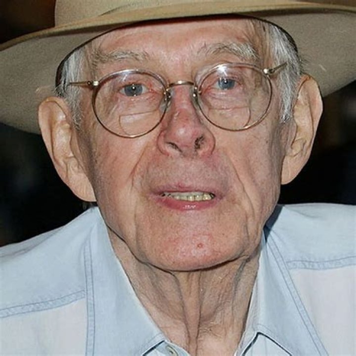 When does colonel potter come to mash?