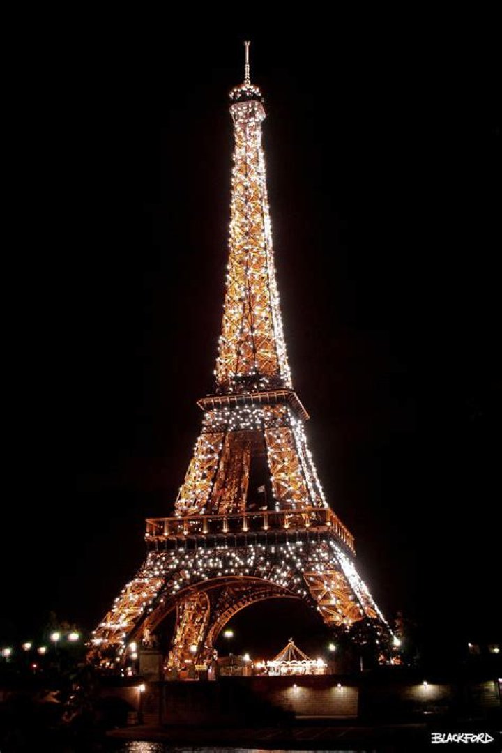 When does the eiffel tower sparkle?