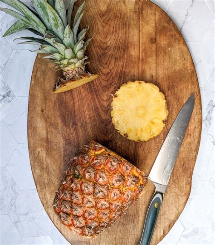 When to cut fresh pineapple?