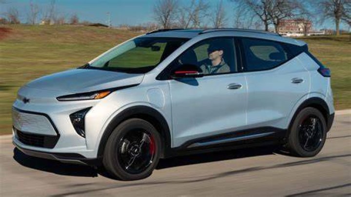 When will the chevy bolt euv be available?