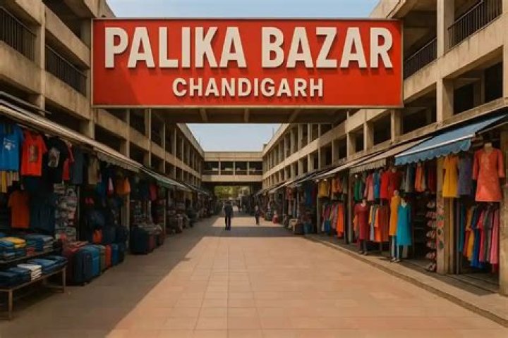 Which day palika bazaar closed?