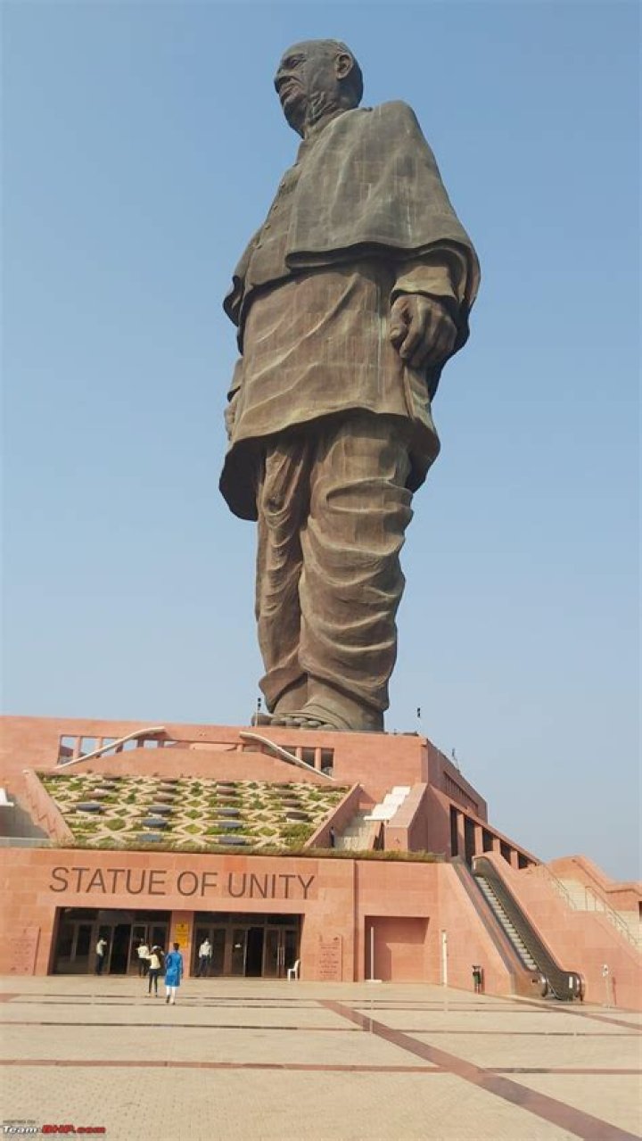 Which statue is in gujarat?